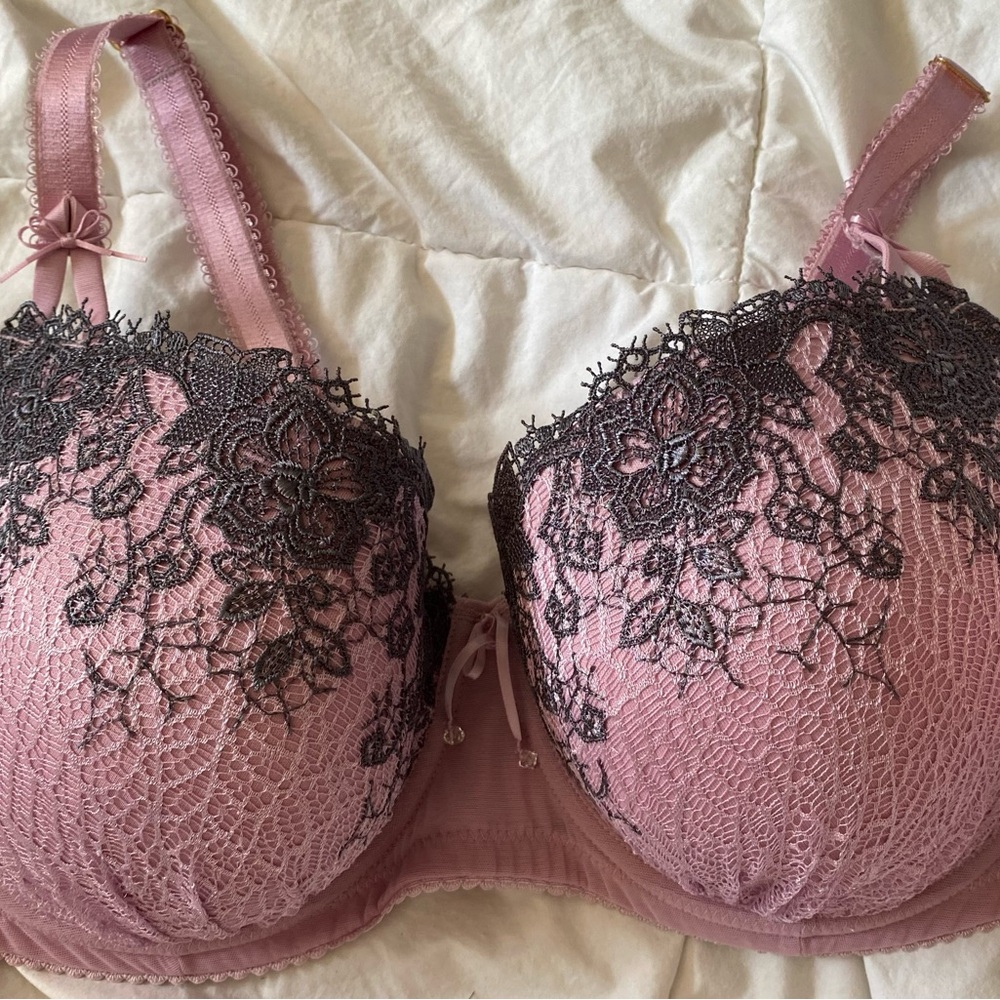 Ashley Graham bra 👙